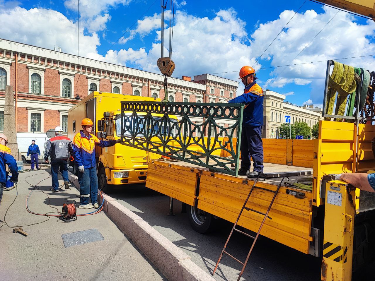 Мостотрест» завершил ремонт Поцелуева моста, поврежденного из-за аварии с  пассажирским автобусом | Вечёрка