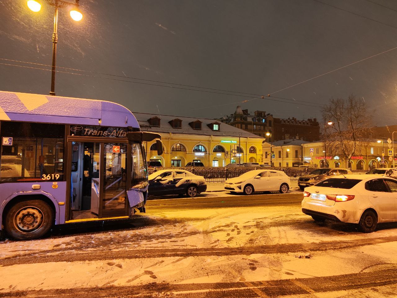 ДТП с троллейбусом и легковушкой произошло рядом с метро «Василеостровская»  | Вечёрка