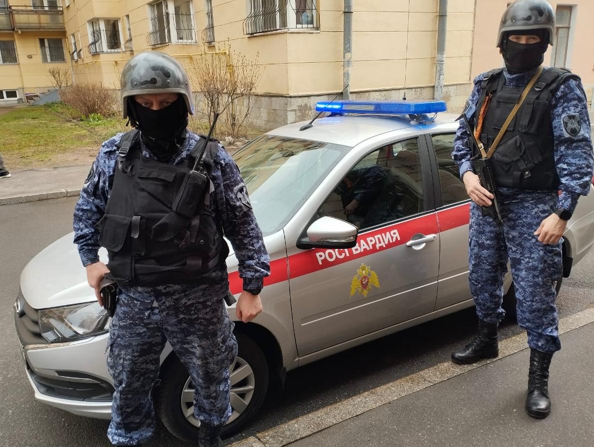 Росгвардейцы передали женщине объявленного в розыск сына на Петроградке |  Вечёрка