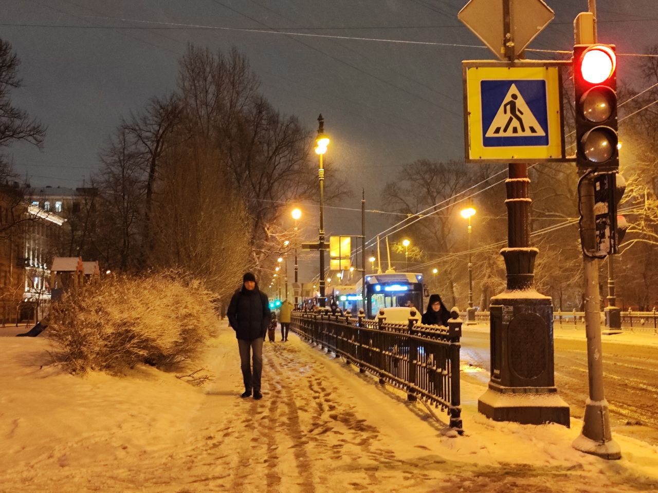 ДТП с троллейбусом и легковушкой произошло рядом с метро «Василеостровская»  | Вечёрка