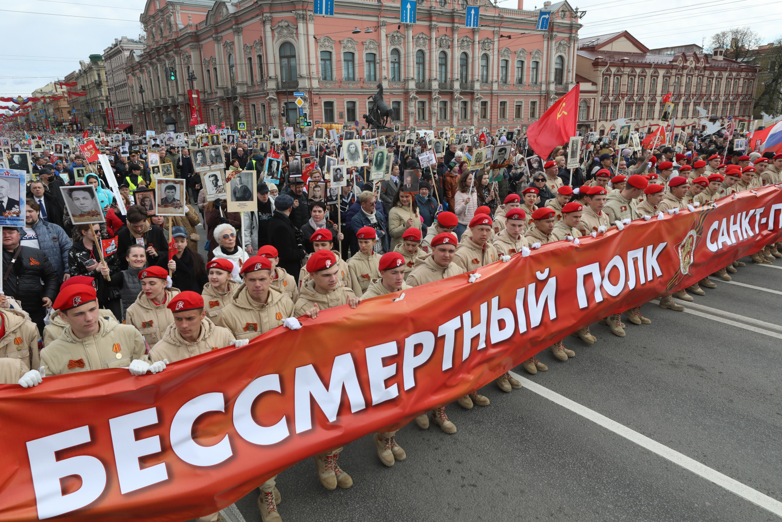 Участники «Бессмертного полка» установят портреты бойцов и ветеранов ВОВ на  личных авто | Вечёрка