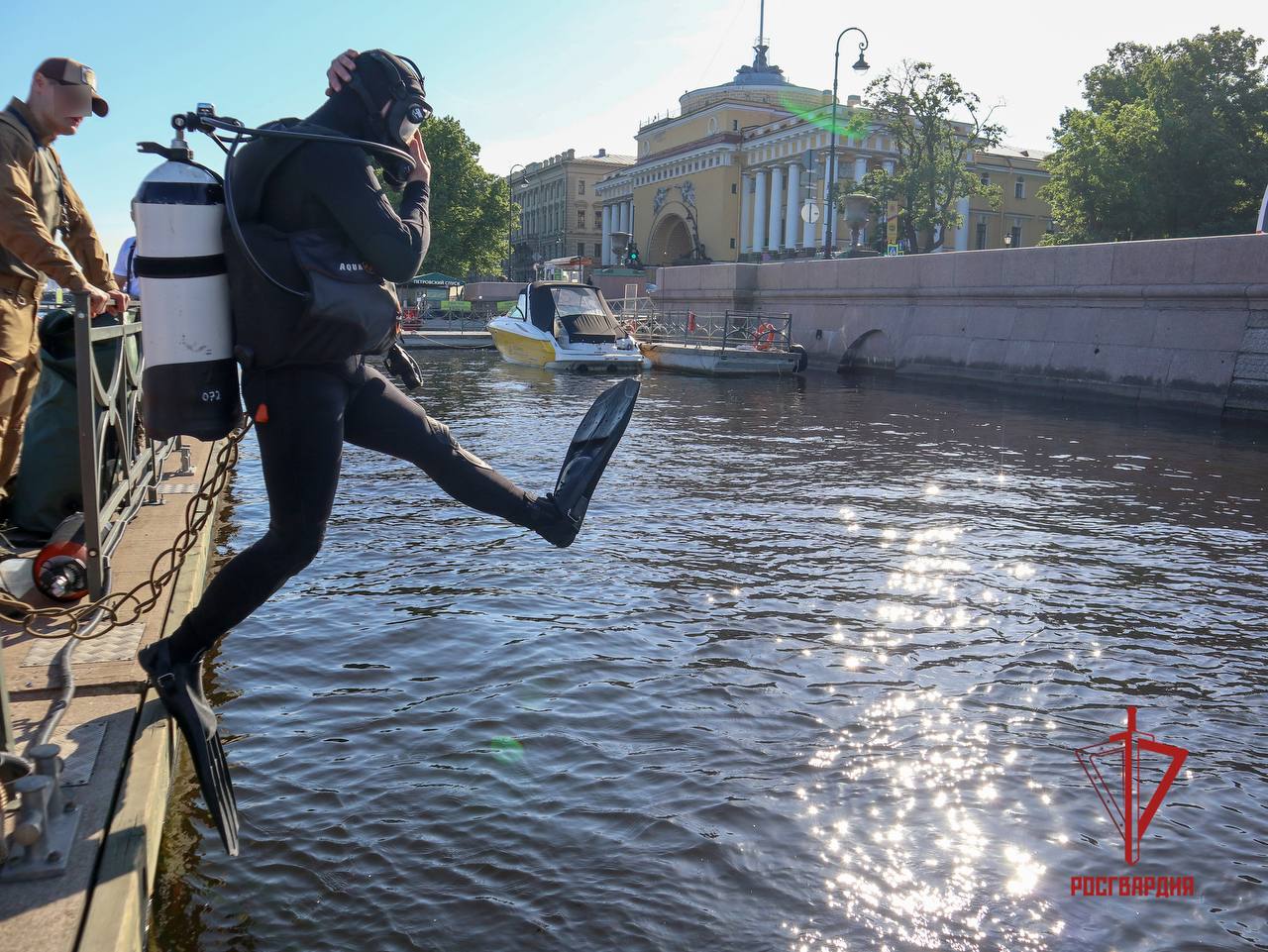 Ретроавтомобиль на дне Невы обнаружили росгвардейцы | Вечёрка