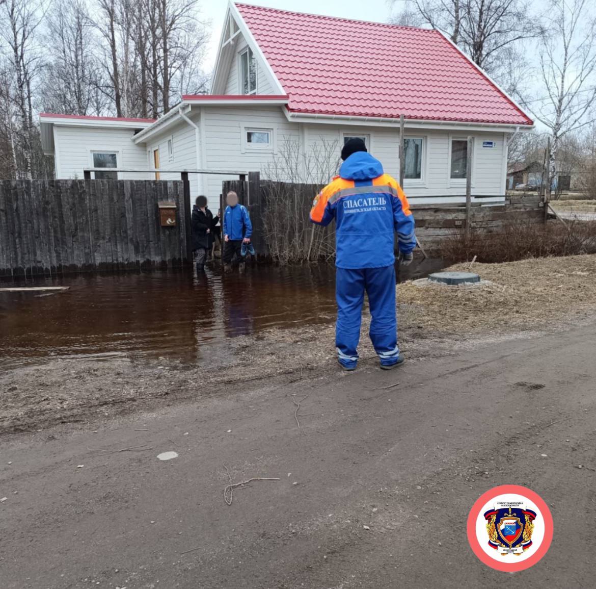 Из-за паводка спасатели доставили женщину в поликлинику Тихвина на лодке и  машине повышенной проходимости | Вечёрка