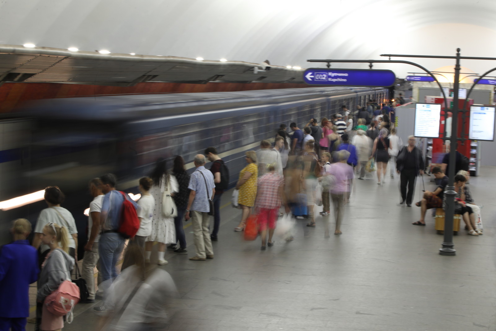 Петербуржец прыгнул на рельсы на станции метро «Шушары» | Вечёрка