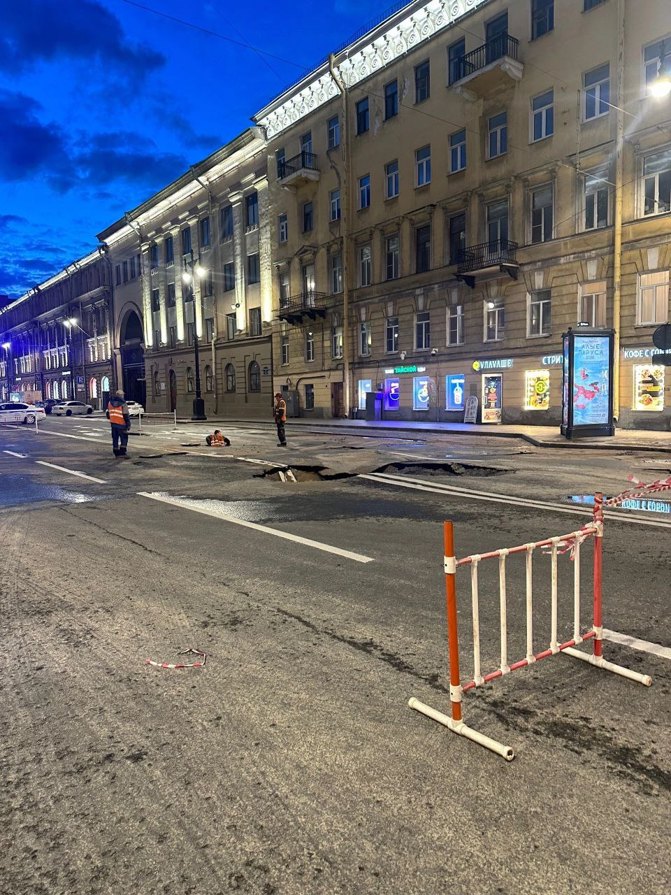 Асфальт провалился на проезжей части на Московском проспекте, 14 | Вечёрка