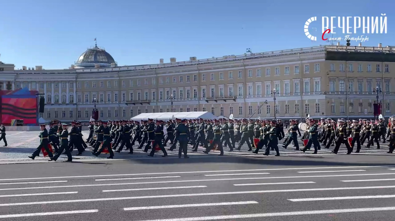 На Дворцовой площади ведутся последние приготовления к параду — видео |  Вечёрка