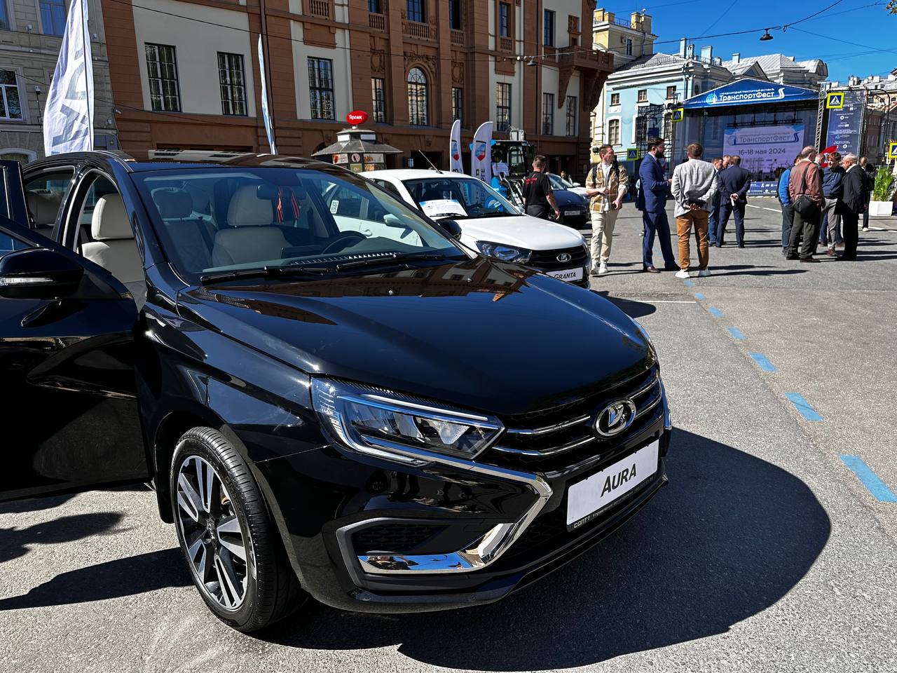 АвтоВАЗ представил в Петербурге новый автомобиль Lada Vesta Aura | Вечёрка