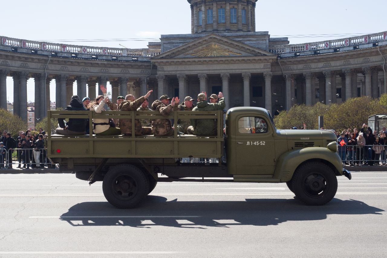 Парад ретротехники на Невском проспекте завершился — фоторепортаж | Вечёрка