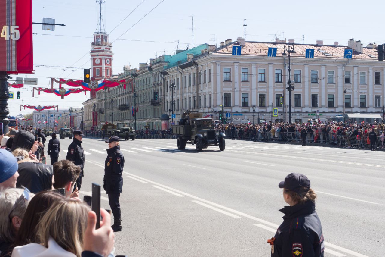 Парад ретротехники на Невском проспекте завершился — фоторепортаж | Вечёрка