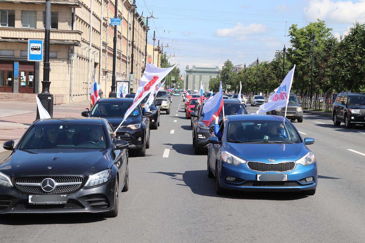 В День России в Петербурге прошел массовый автопробег | Вечёрка