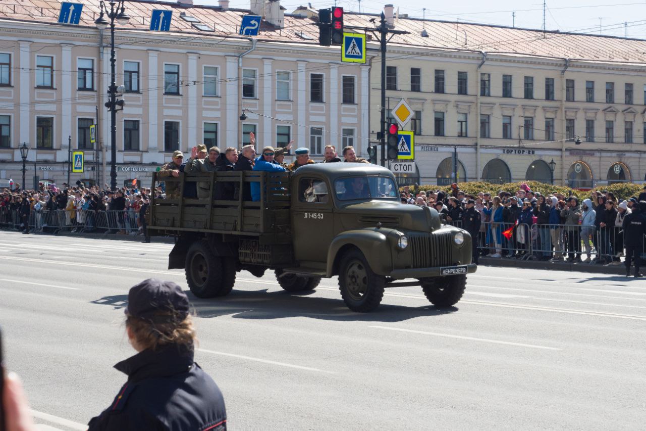 Парад ретротехники на Невском проспекте завершился — фоторепортаж | Вечёрка