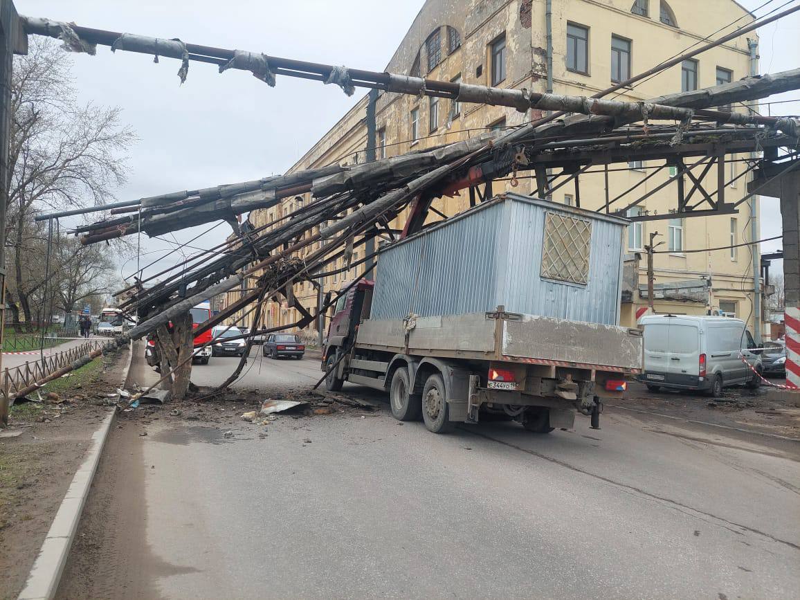 Днем внезапно перекрыли движение на улице Салова | Вечёрка