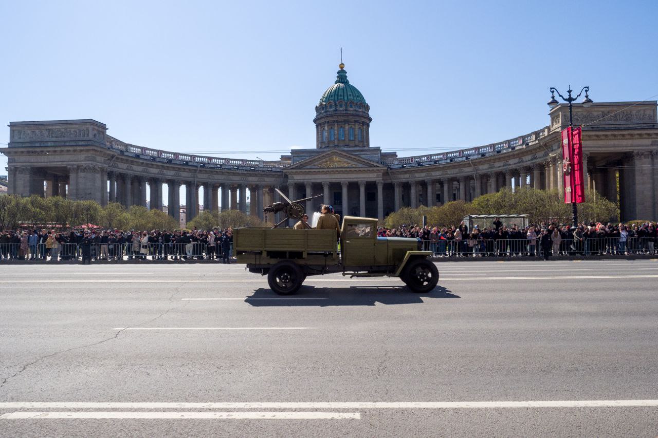 Парад ретротехники на Невском проспекте завершился — фоторепортаж | Вечёрка