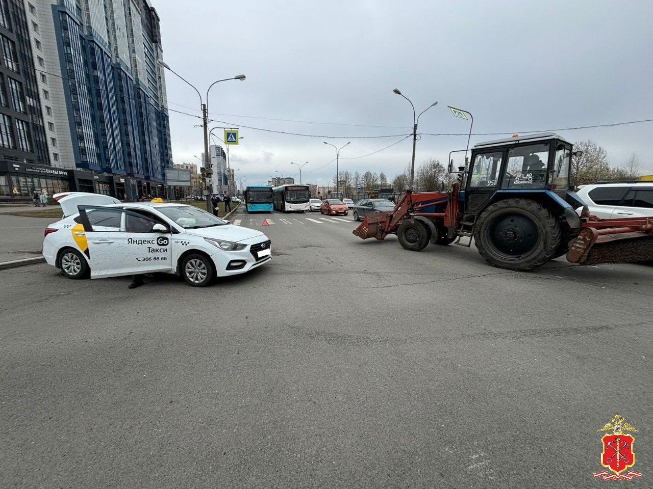 Полиция устанавливает детали аварии такси и трактора, в которой пострадали  дети | Вечёрка