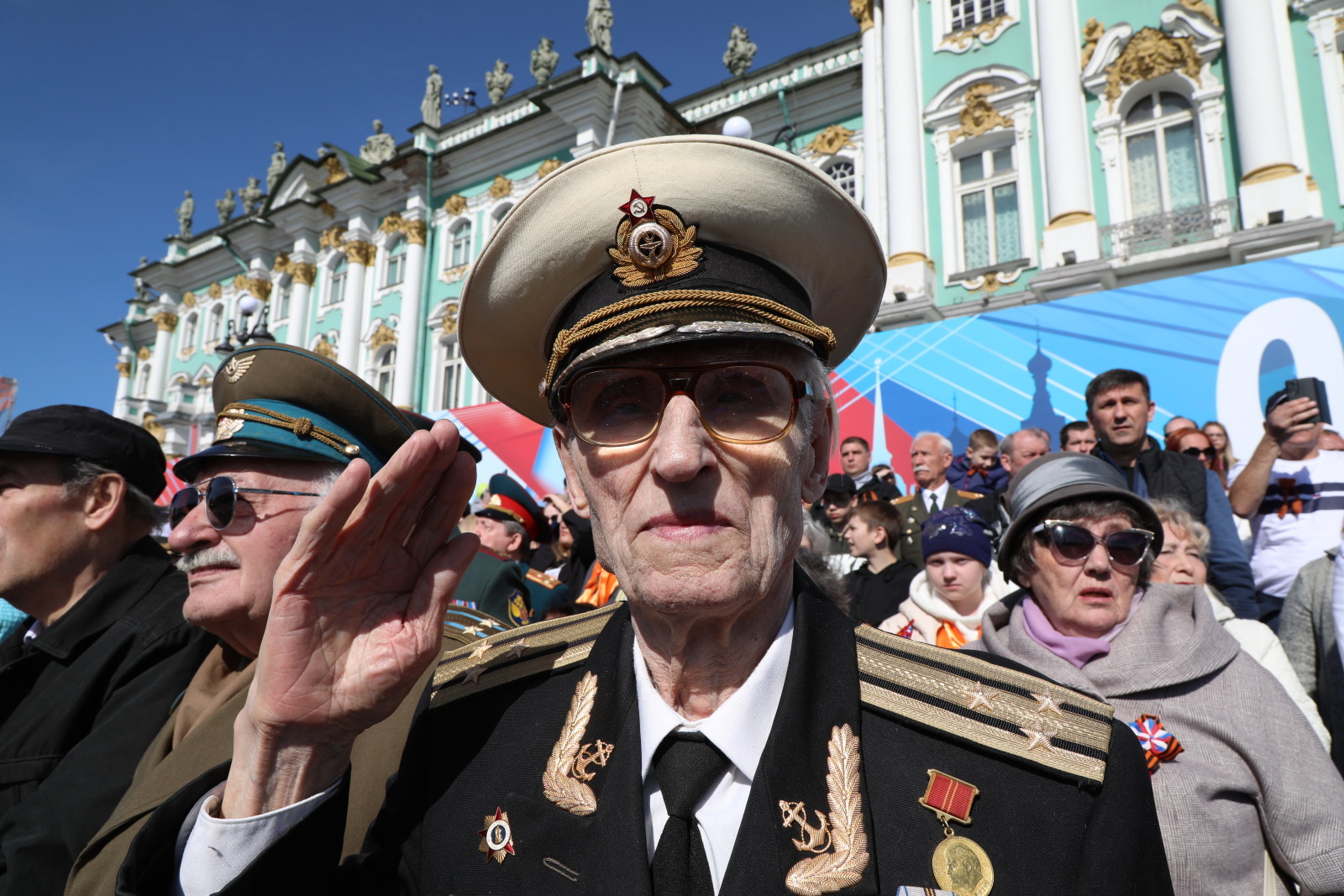 Впервые в Петербурге ветеранов ВОВ провезут на УАЗах перед войсками на  параде Победы | Вечёрка