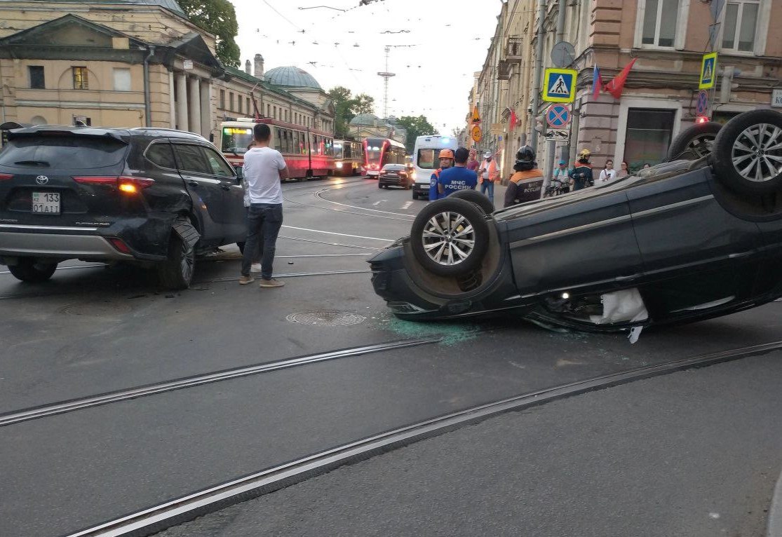 Volkswagen перевернулся в Калининском районе — пострадал водитель | Вечёрка