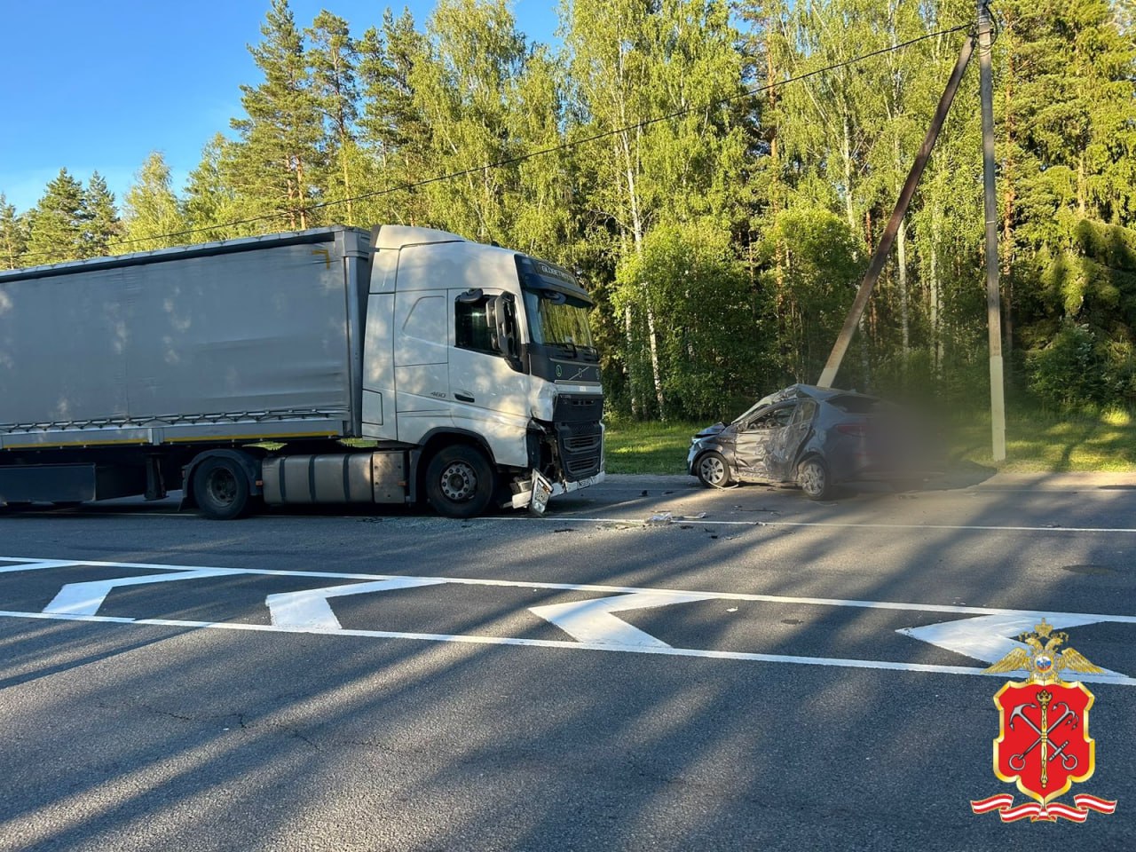 Водитель иномарки скончался после столкновения с грузовиком в Лужском  районе | Вечёрка