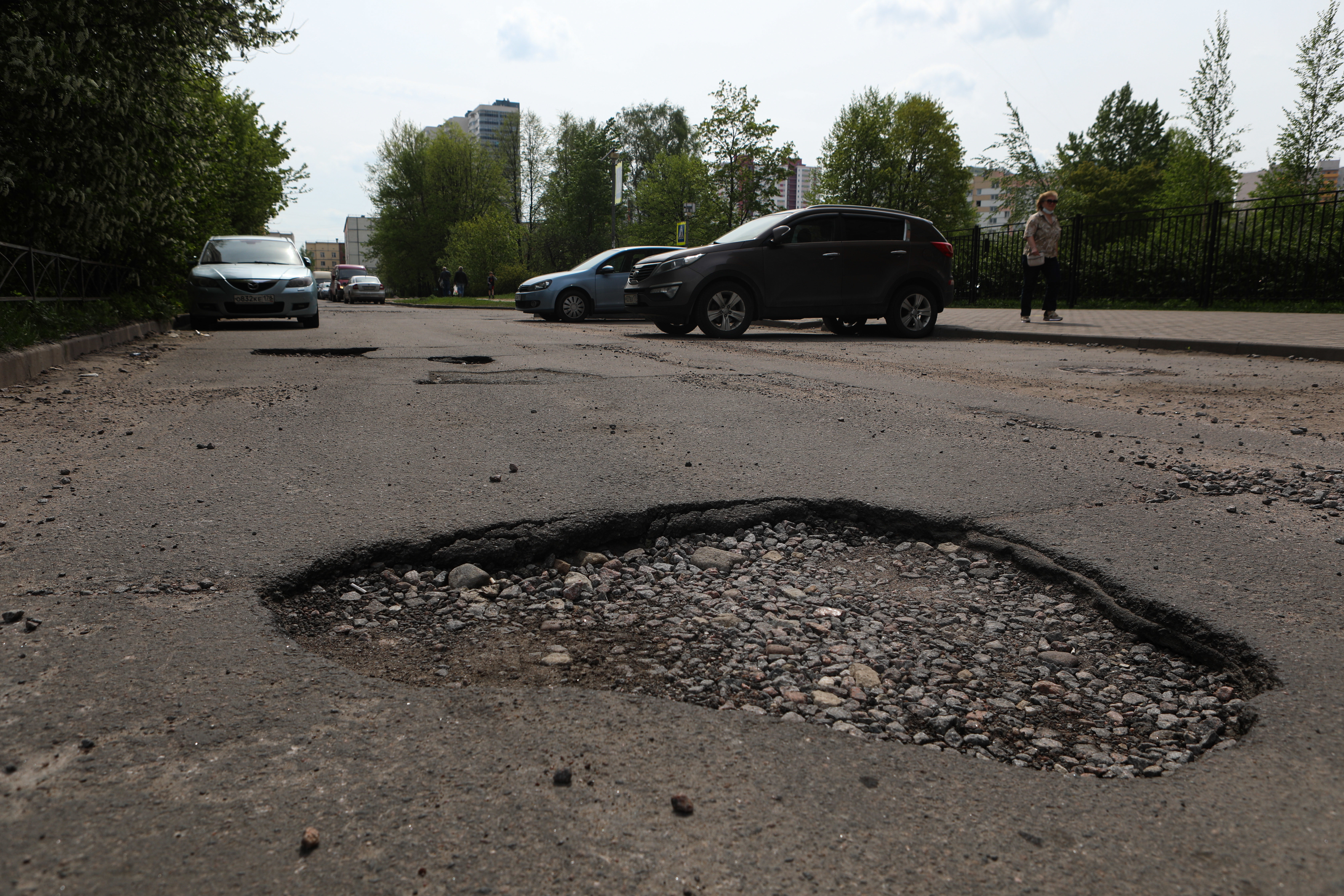 Судебный автоэксперт объяснил, как получить компенсацию, если повредил  машину в яме на дороге | Вечёрка