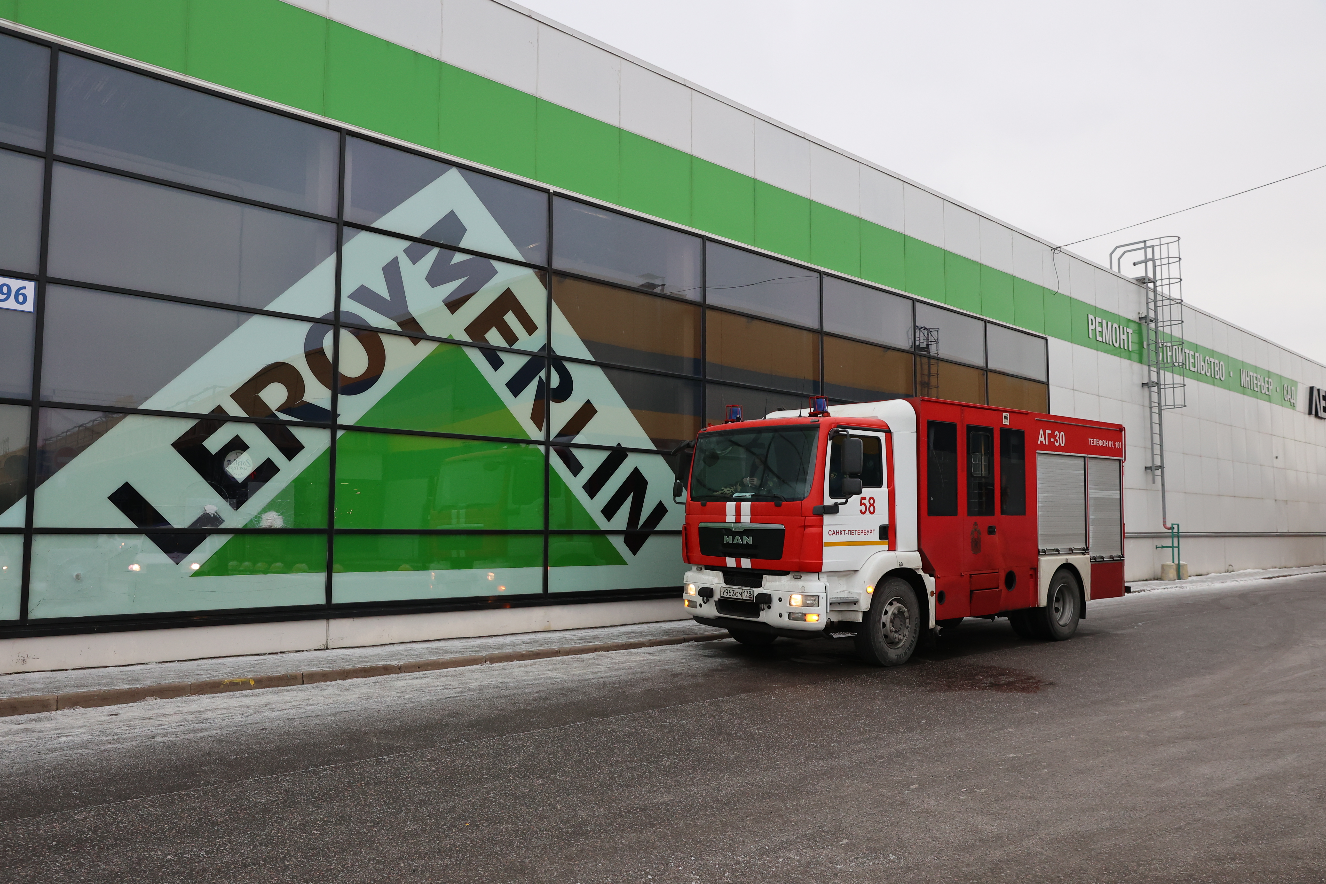 Пожарные потушили возгорание в петербургском «Леруа Мерлен» | Вечёрка