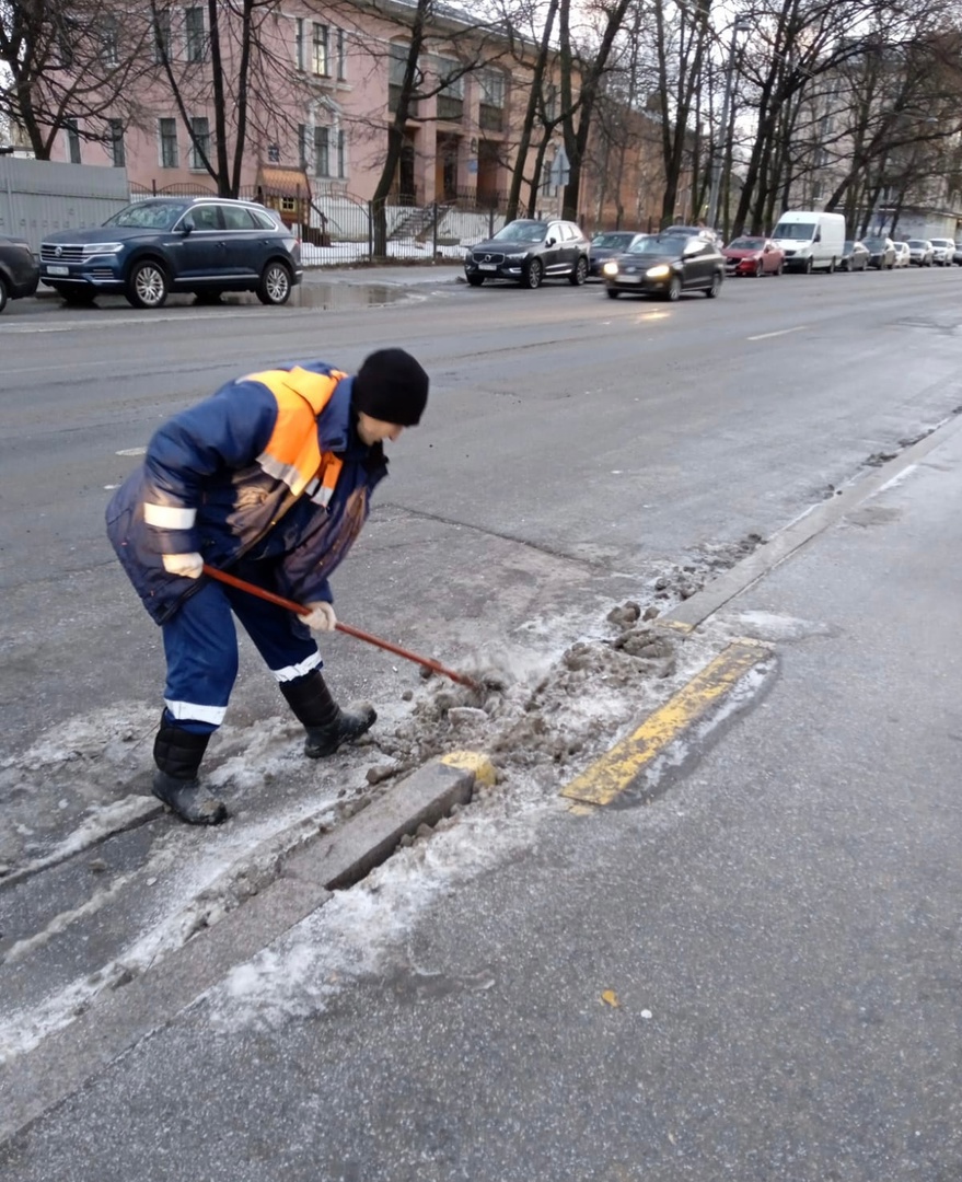 Лопата и кирка: Чистить улицы Петербурга вышли сегодня около тысячи  дворников | Вечёрка