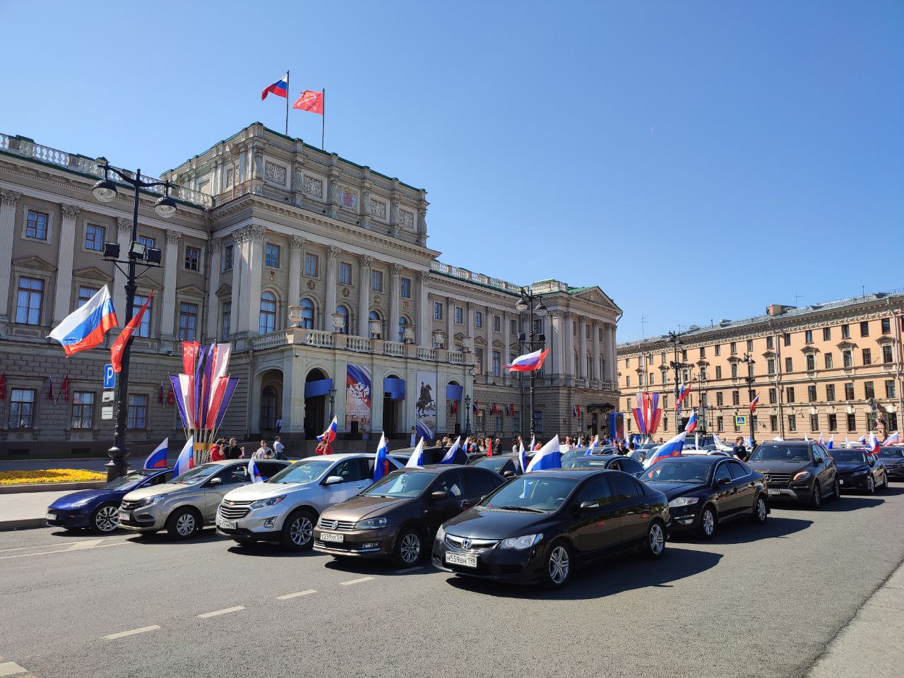 В Петербурге стартовал автопробег ко Дню России | Вечёрка