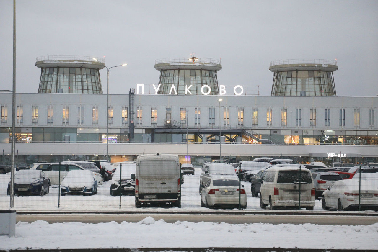 Аэропорт Пулково работает в штатном режиме, несмотря на метель | Вечёрка