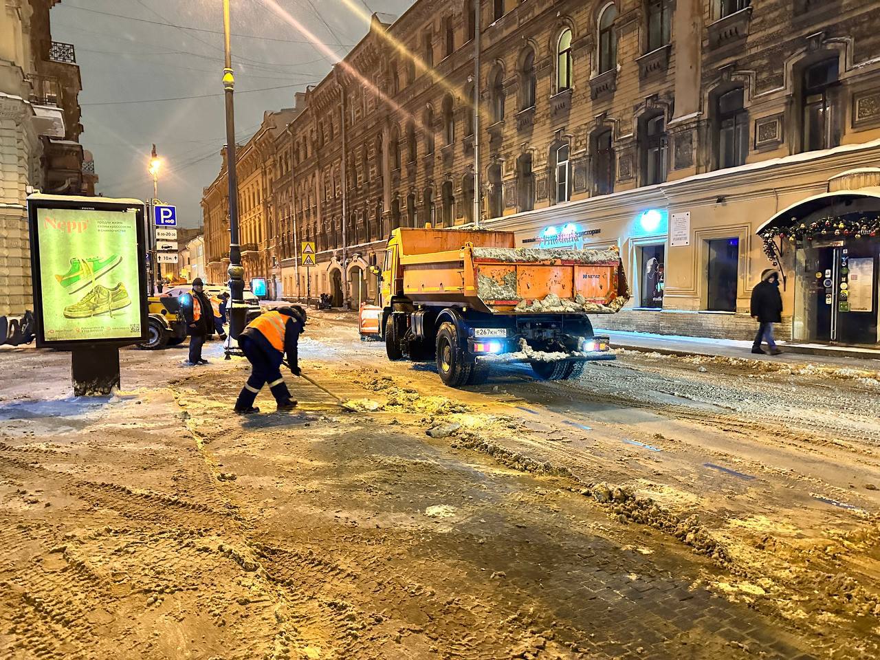 Почти 1 тысяча уборочных машин вышли на улицы Петербурга после ночной  пересменки | Вечёрка