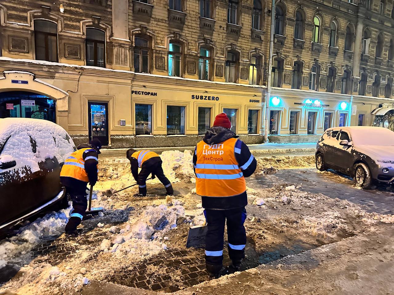 Почти 1 тысяча уборочных машин вышли на улицы Петербурга после ночной  пересменки | Вечёрка