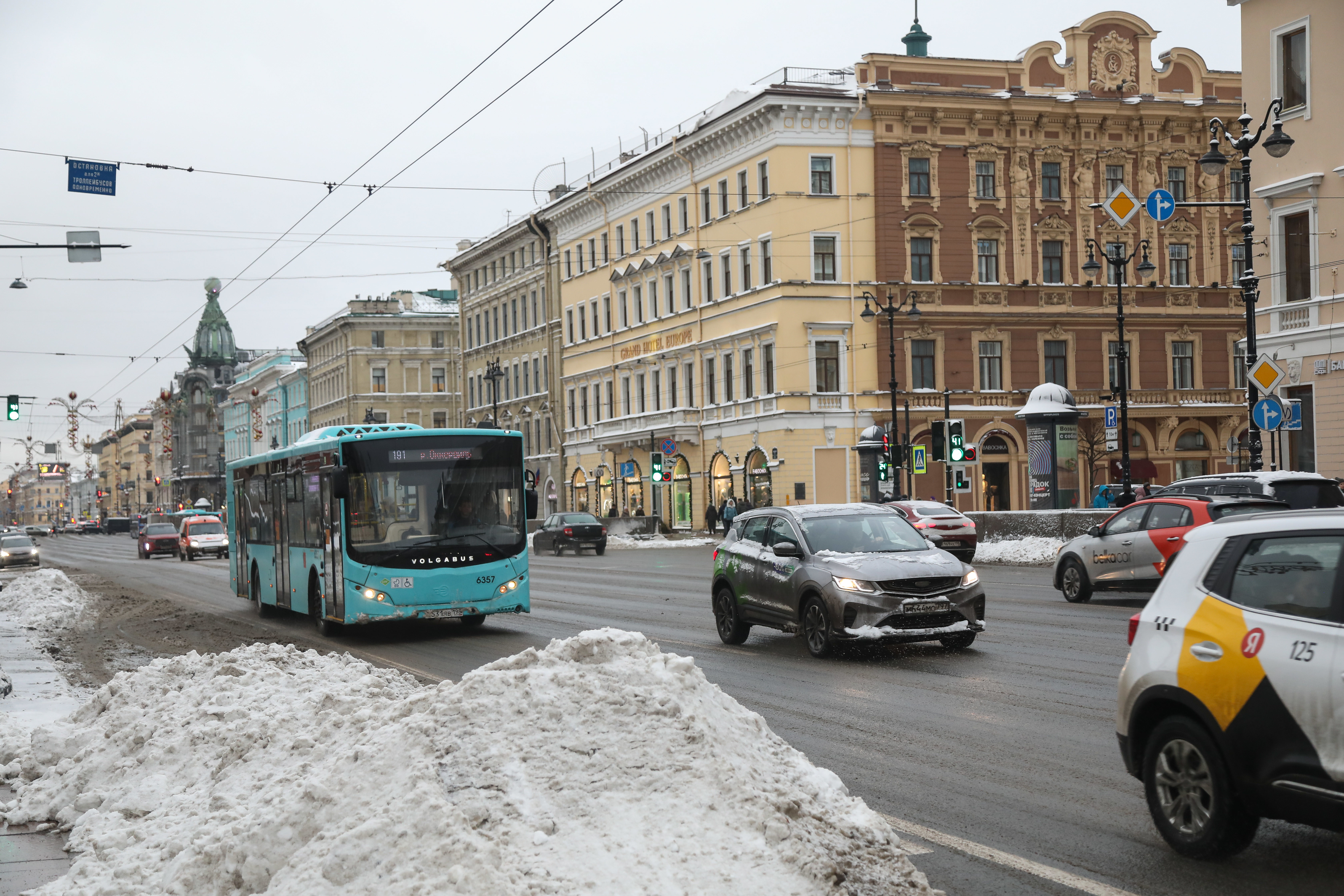 Почти 5 тысяч кровель очистили от снега в Петербурге | Вечёрка