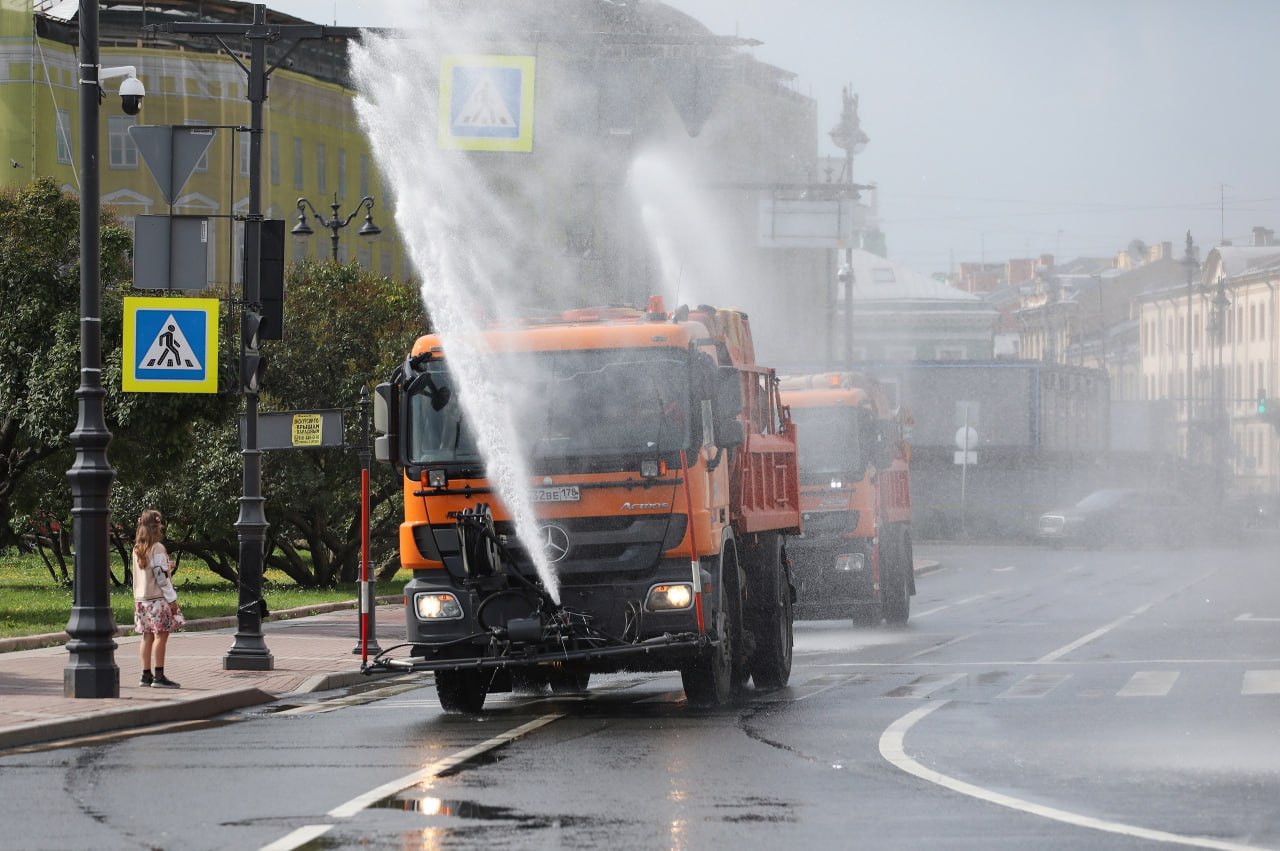 Комитет по благоустройству усилил полив дорог и тротуаров в Петербурге  из-за жары | Вечёрка