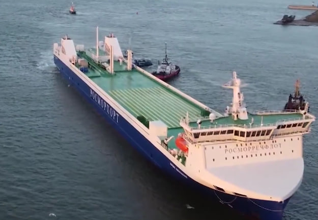 Первый паром с фурами прибыл в Калининград из Ленобласти | Вечёрка