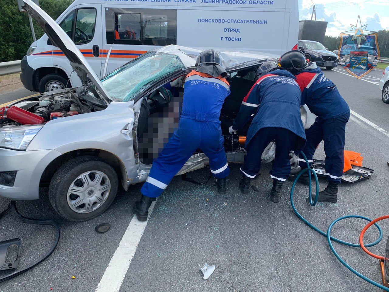 Легковой автомобиль столкнулся с пассажирским автобусом на трассе М-10 в  Ленобласти | Вечёрка