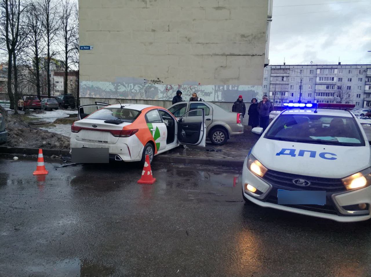 Полиция работает на месте ДТП в Кировске, где пьяный водитель «каршеринга» сбил  женщину с двумя детьми | Вечёрка