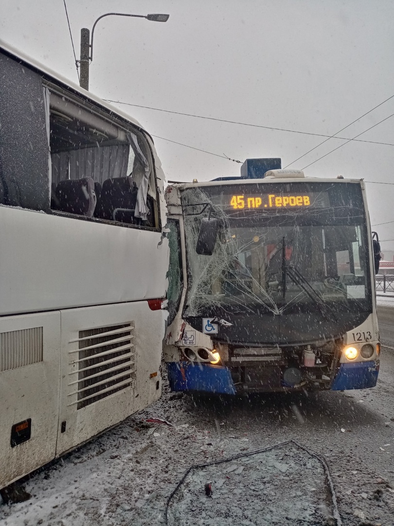 Троллейбус влетел в припаркованный автобус на юге Петербурга | Вечёрка