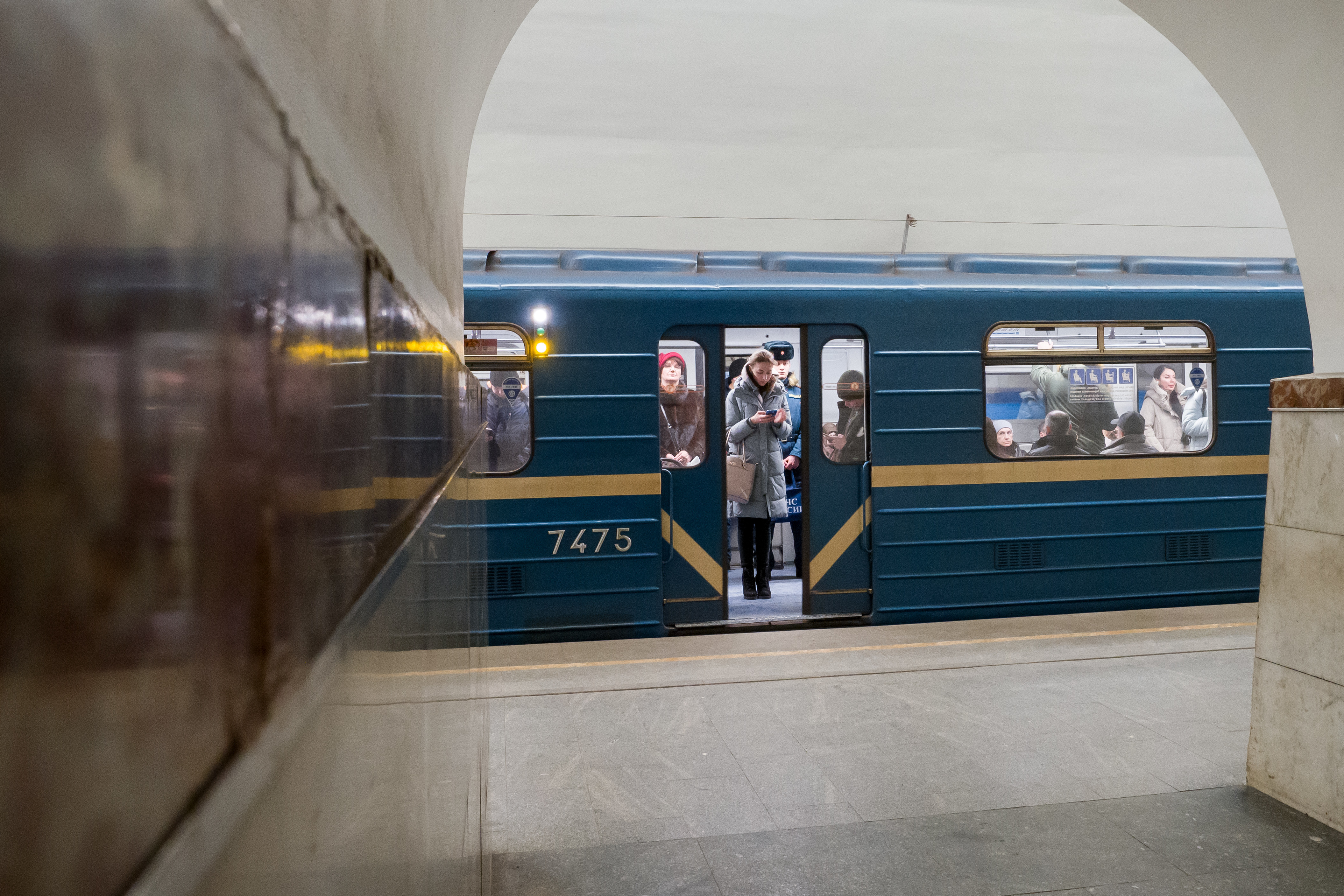 Сотрудники метро помогли маленькой петербурженке, уронившей на пути варежки  — видео | Вечёрка