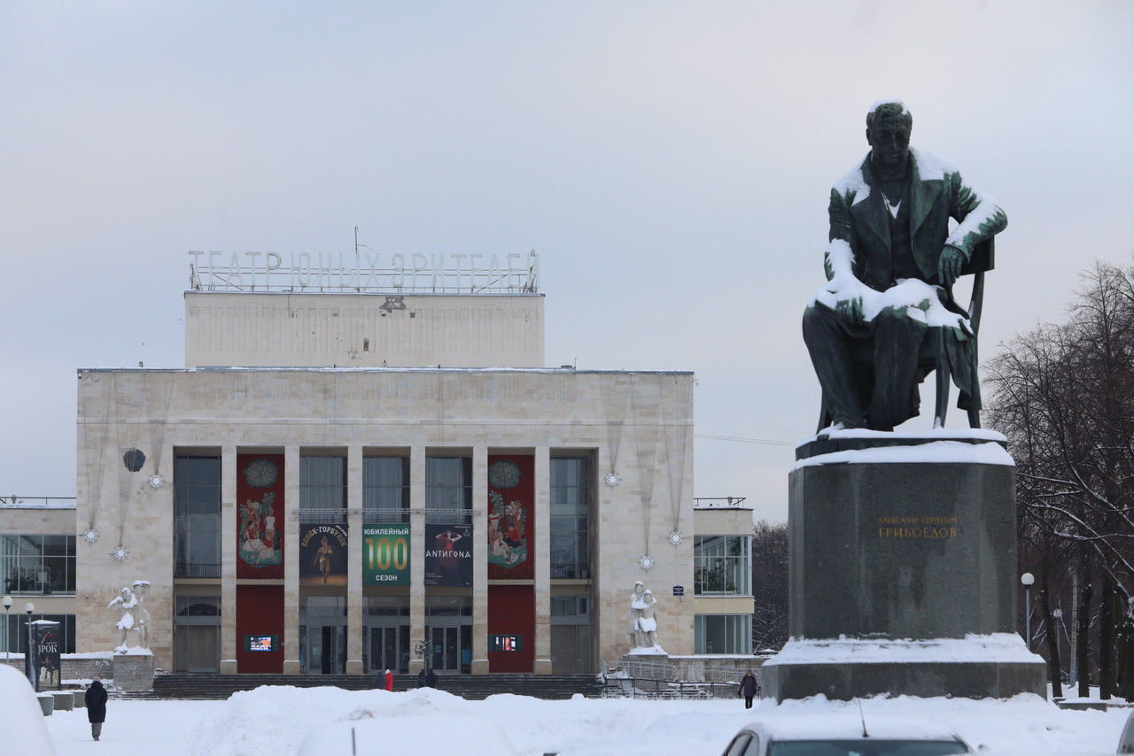 ТЮЗ Петербурга вернул в репертуар пьесу «Дорогая Елена Сергеевна» | Вечёрка