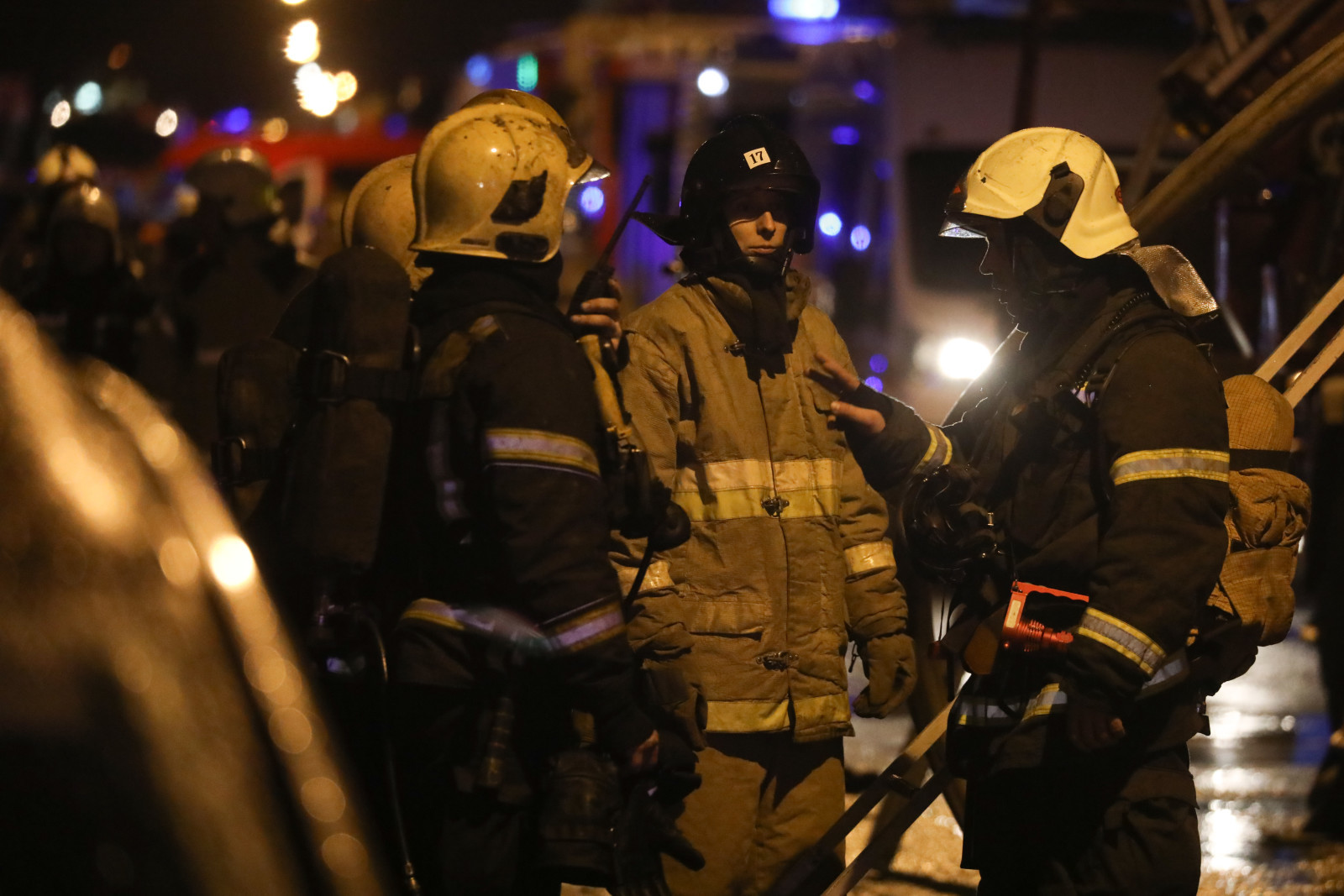 Петербургские спасатели четыре часа тушили гаражи в Московском районе |  Вечёрка