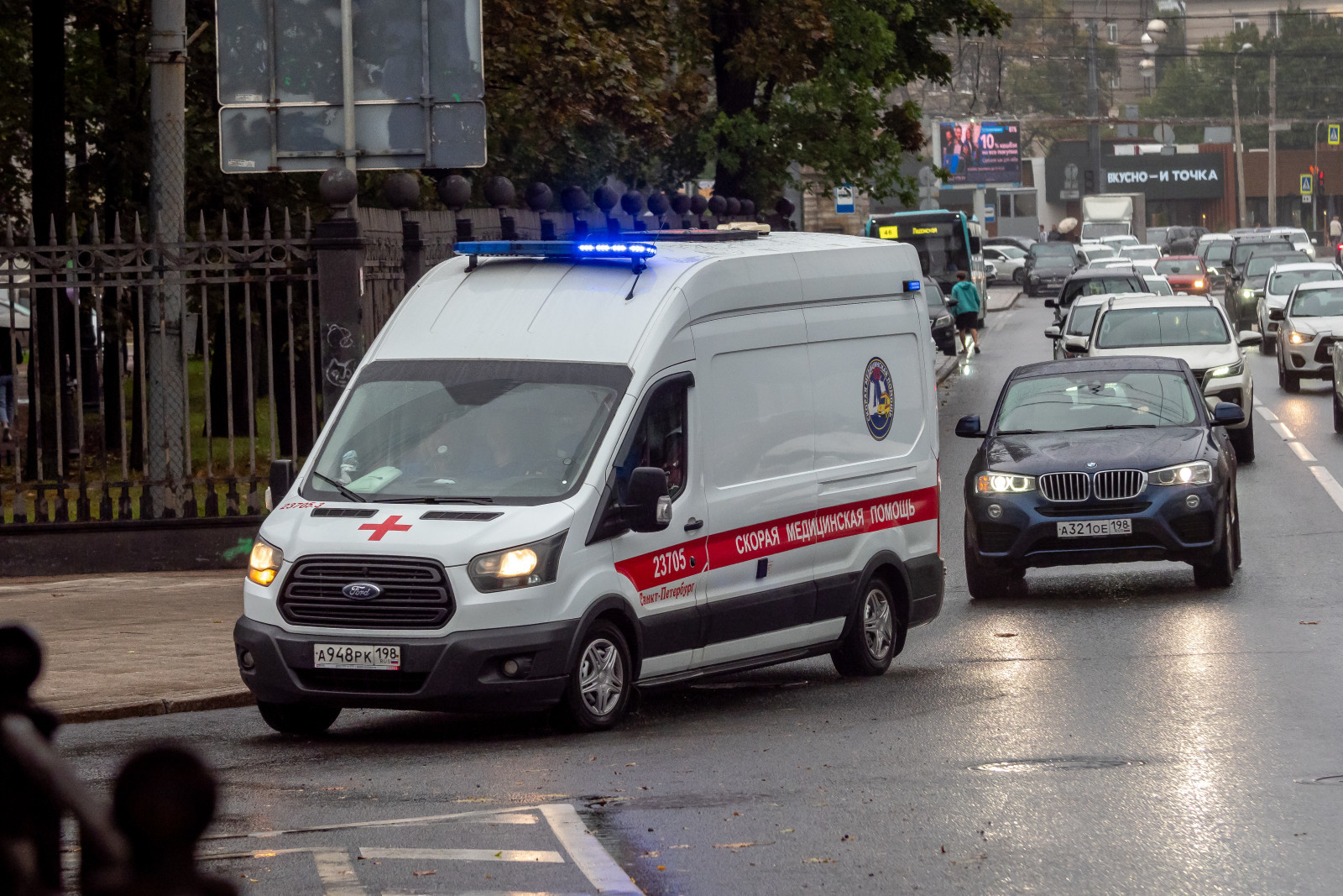 Велосипедист попал под колеса автомобиля на Лиговском проспекте в Петербурге  | Вечёрка