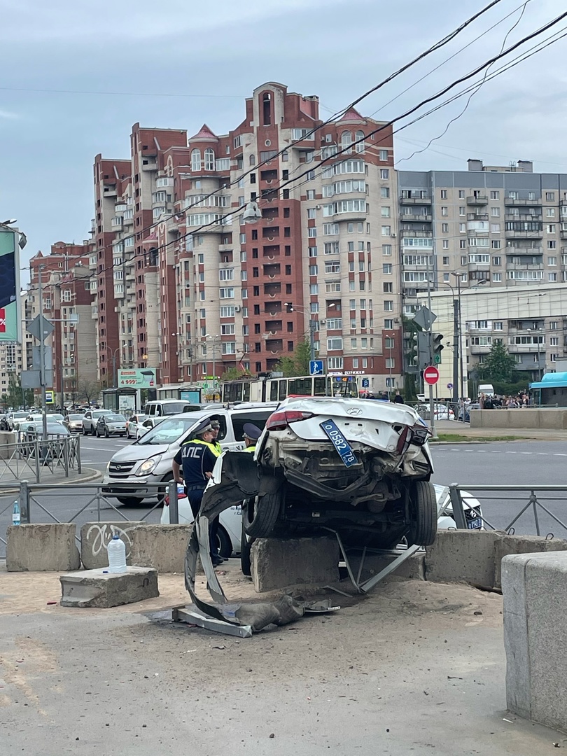 Полицейская машина въехала в ограждение у метро «Беговая» | Вечёрка