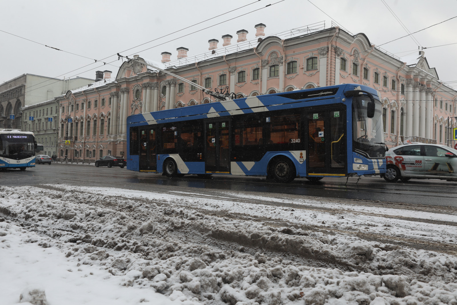 В Рождественскую ночь общественный транспорт Петербурга продолжит  курсировать по городу | Вечёрка