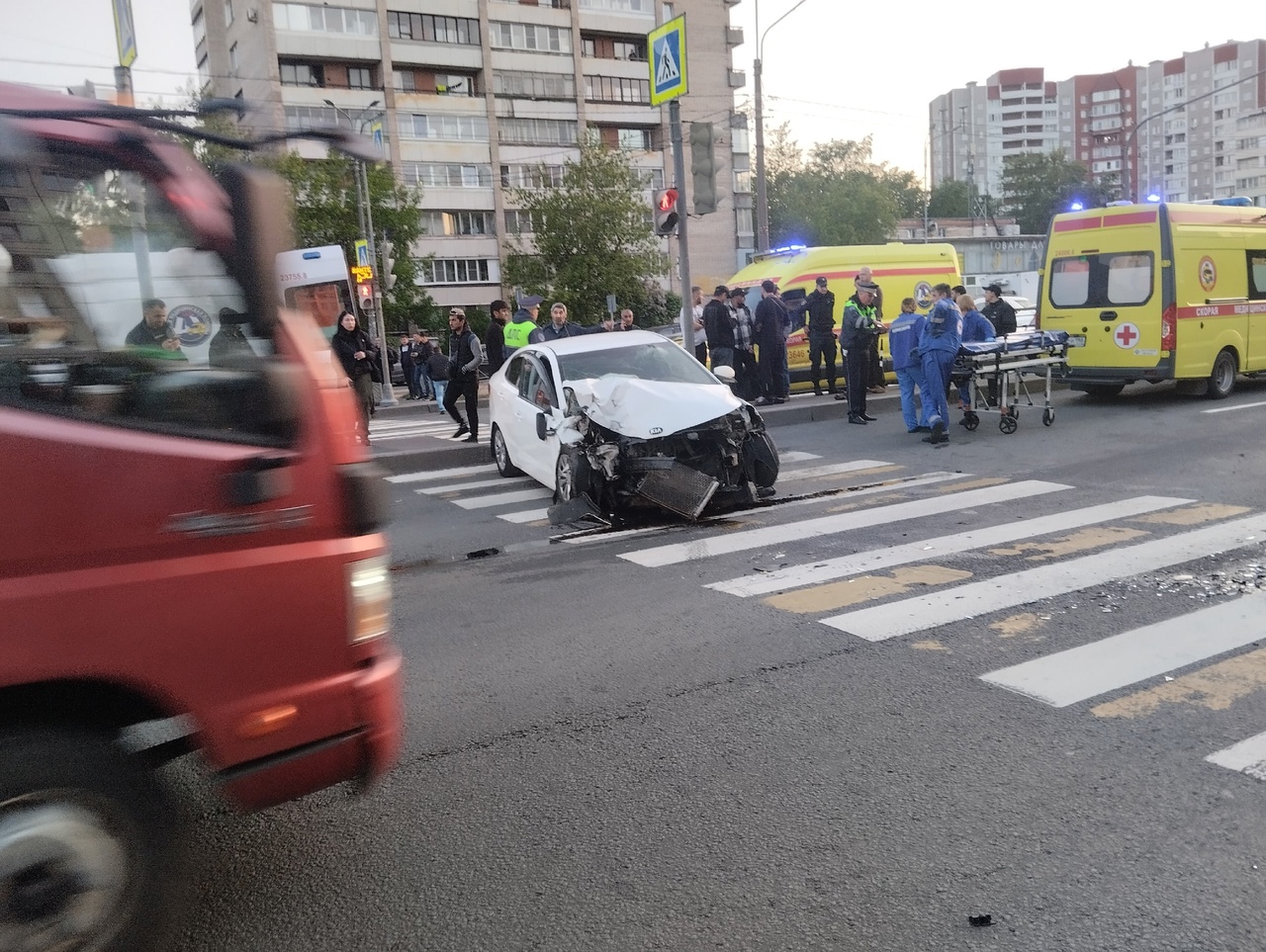 Иномарка на Софийской сбила пешехода и протаранила автобус | Вечёрка