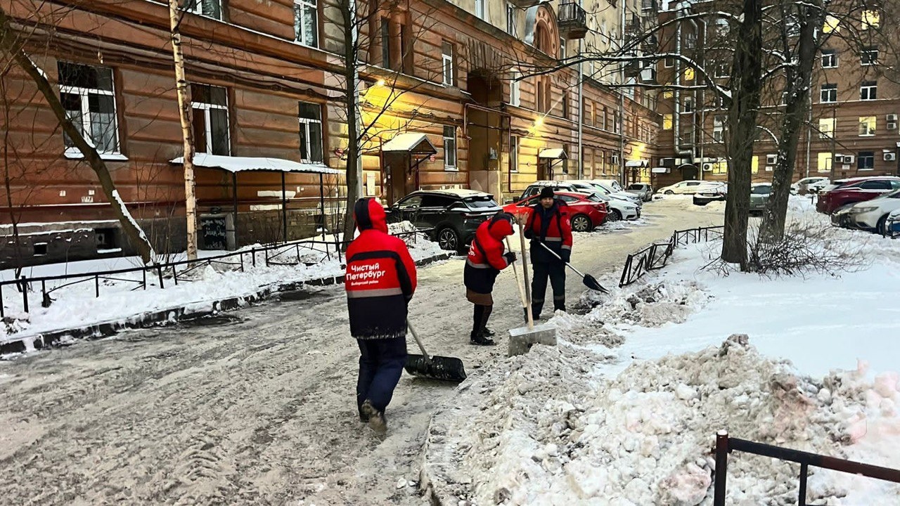 В районах Петербурга продолжается активная уборка снега | Вечёрка