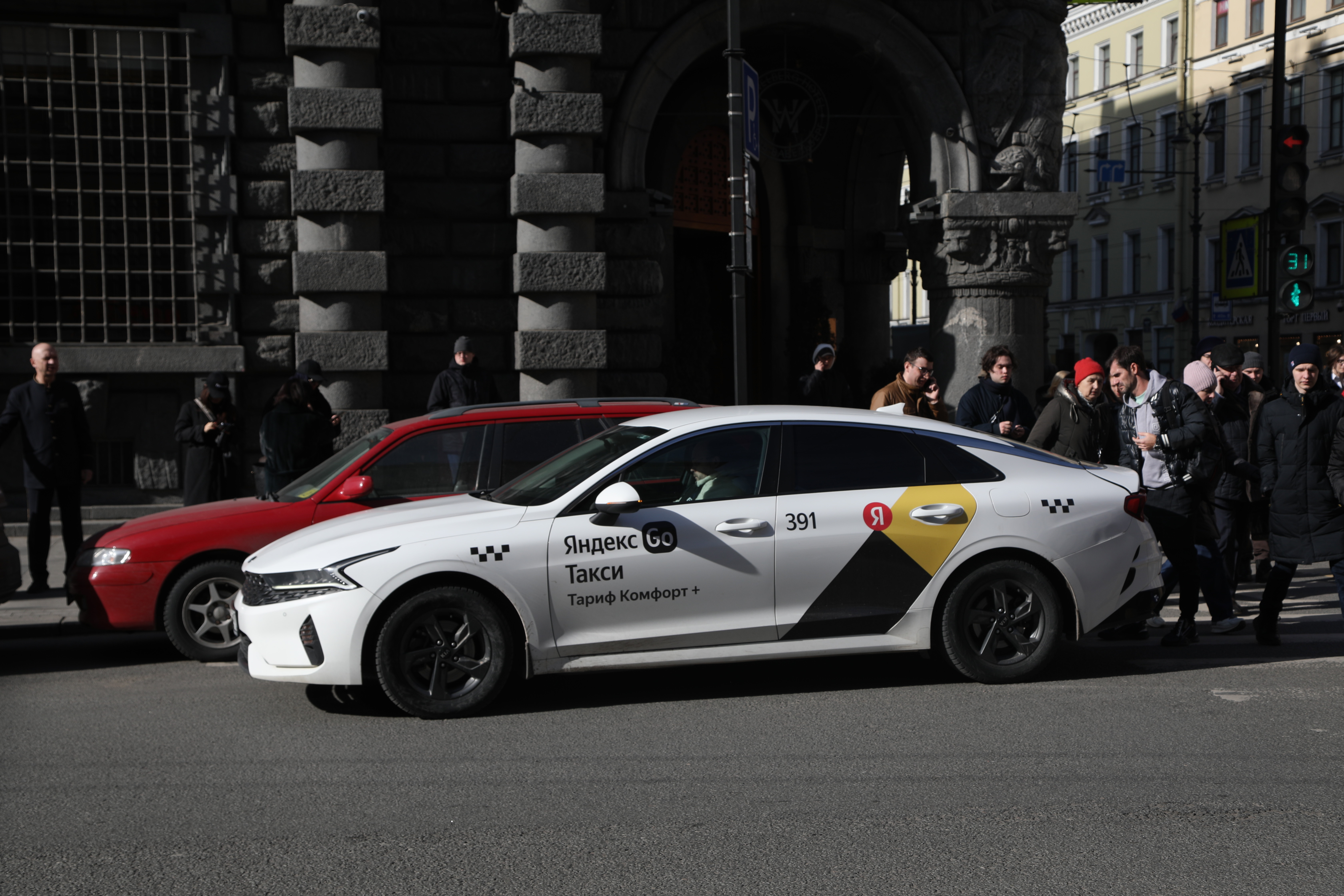 В Петербурге зарплата таксистов оказалась выше, чем в Москве | Вечёрка