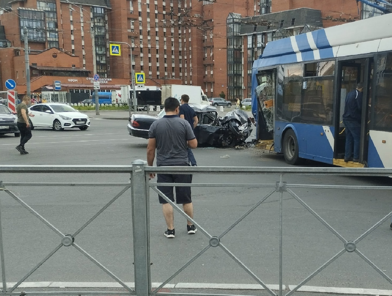 Две женщины и ребенок пострадали в ДТП с троллейбусом в Купчино | Вечёрка