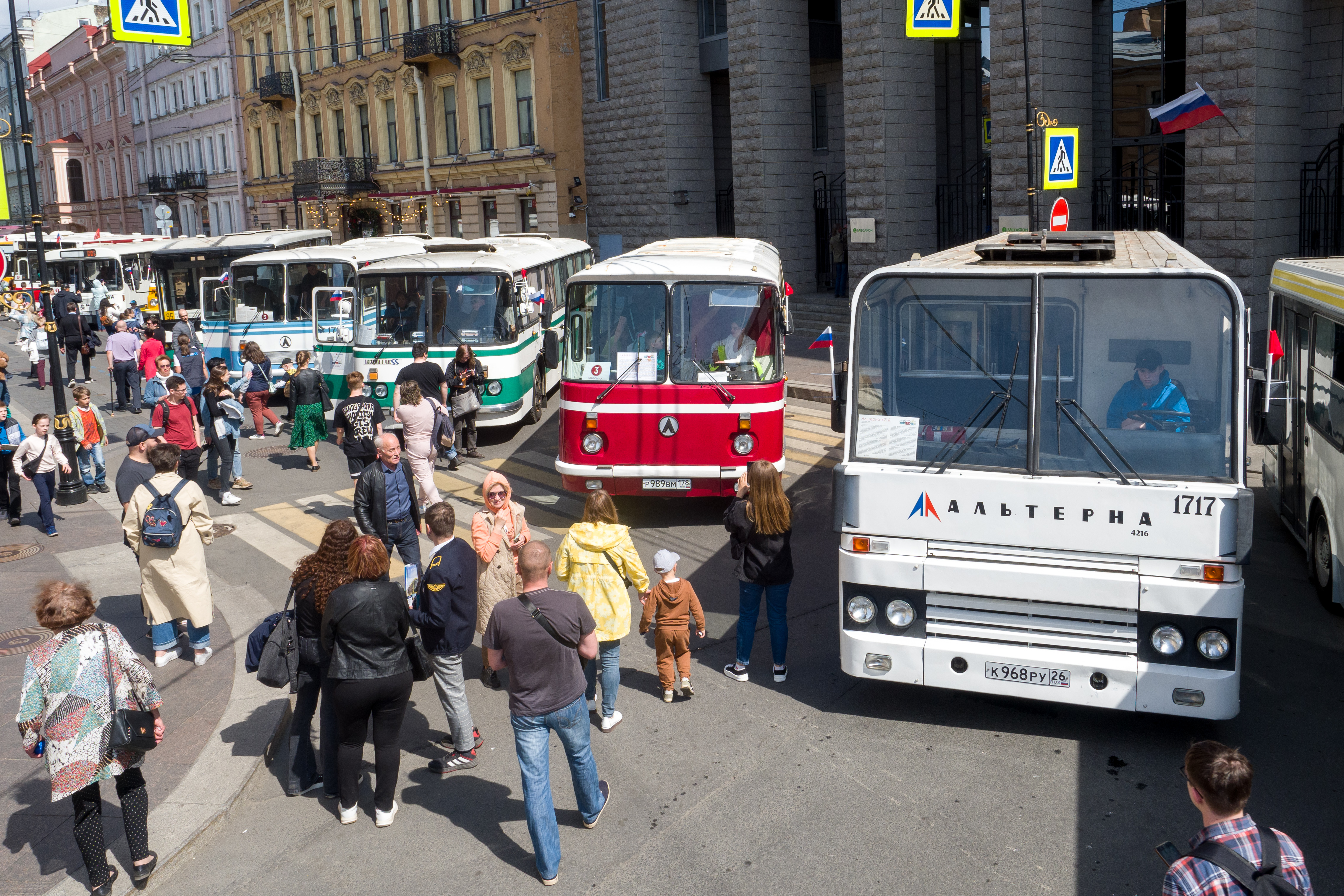 Фото: в центре Петербурга прошел крупнейший в России парад раритетных  автомобилей | Вечёрка