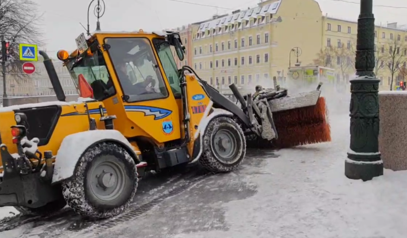 Петербургские коммунальщики убирают снег на Фонарном мосту | Вечёрка