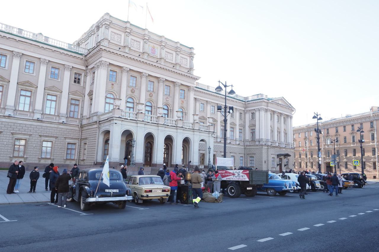 Петербуржцев познакомили с легендарными ретроавтомобилями в честь 106-летия  «Вечерки» — фоторепортаж | Вечёрка