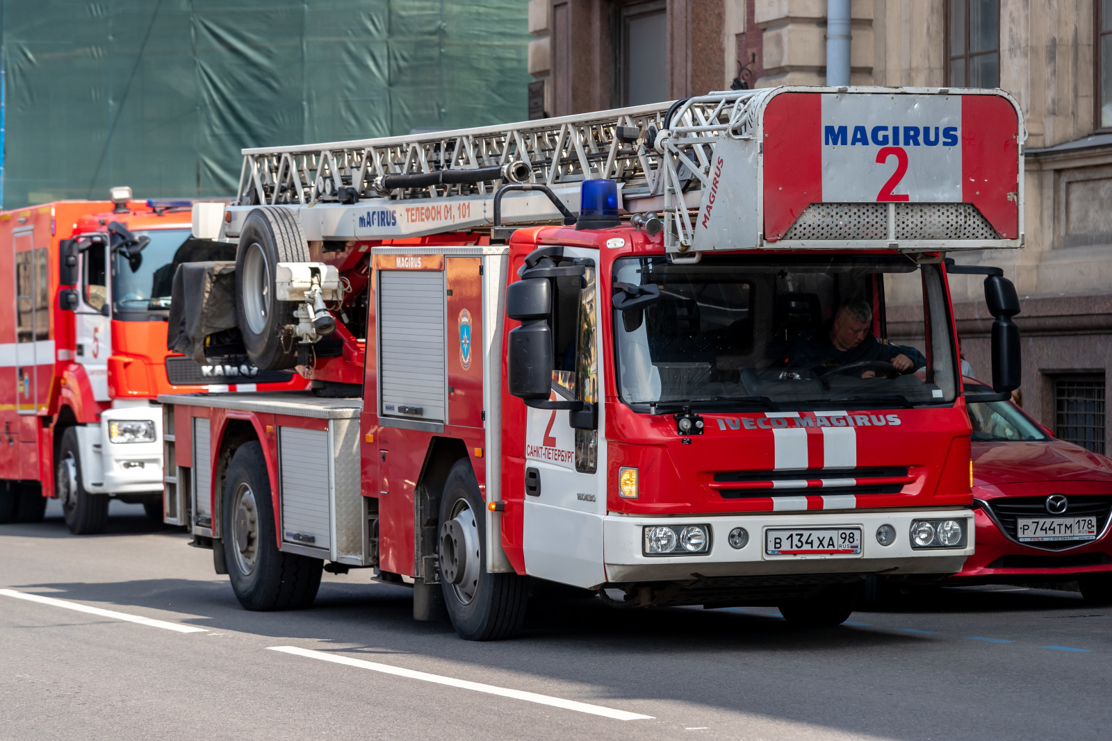 Пять пожарных тушили полыхавший в Кировском районе Peugeot | Вечёрка