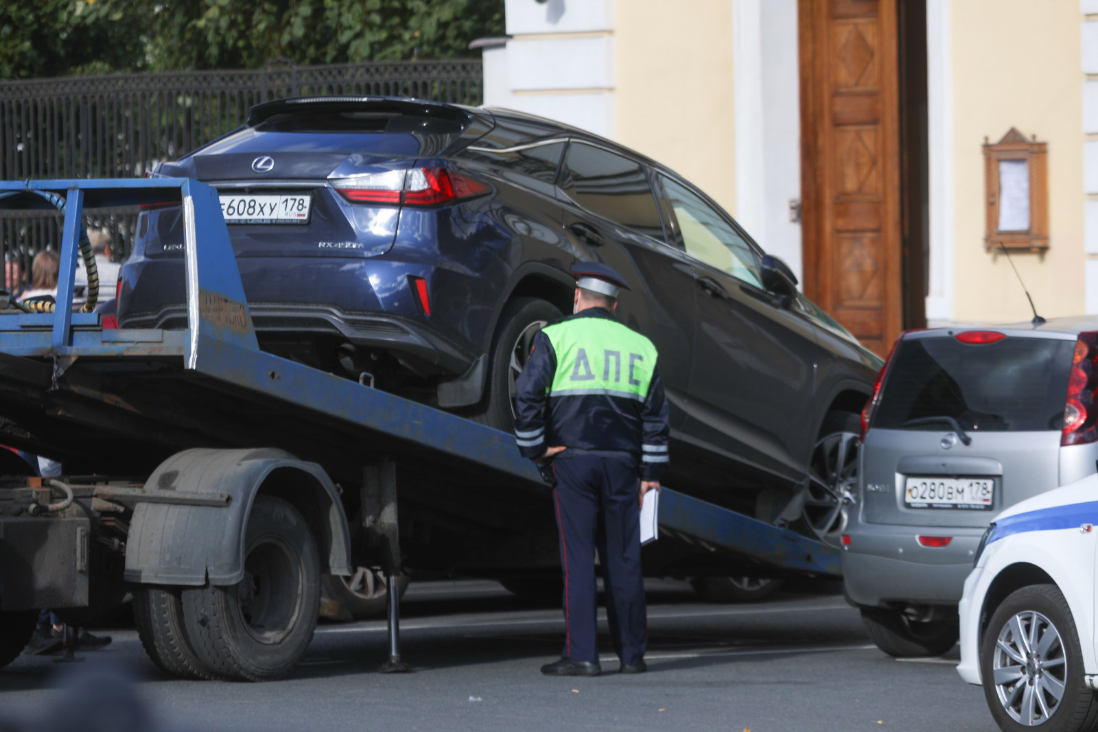 Автомобили со скрытыми номерами начнут эвакуировать из зоны платной  парковки в Петербурге с мая | Вечёрка