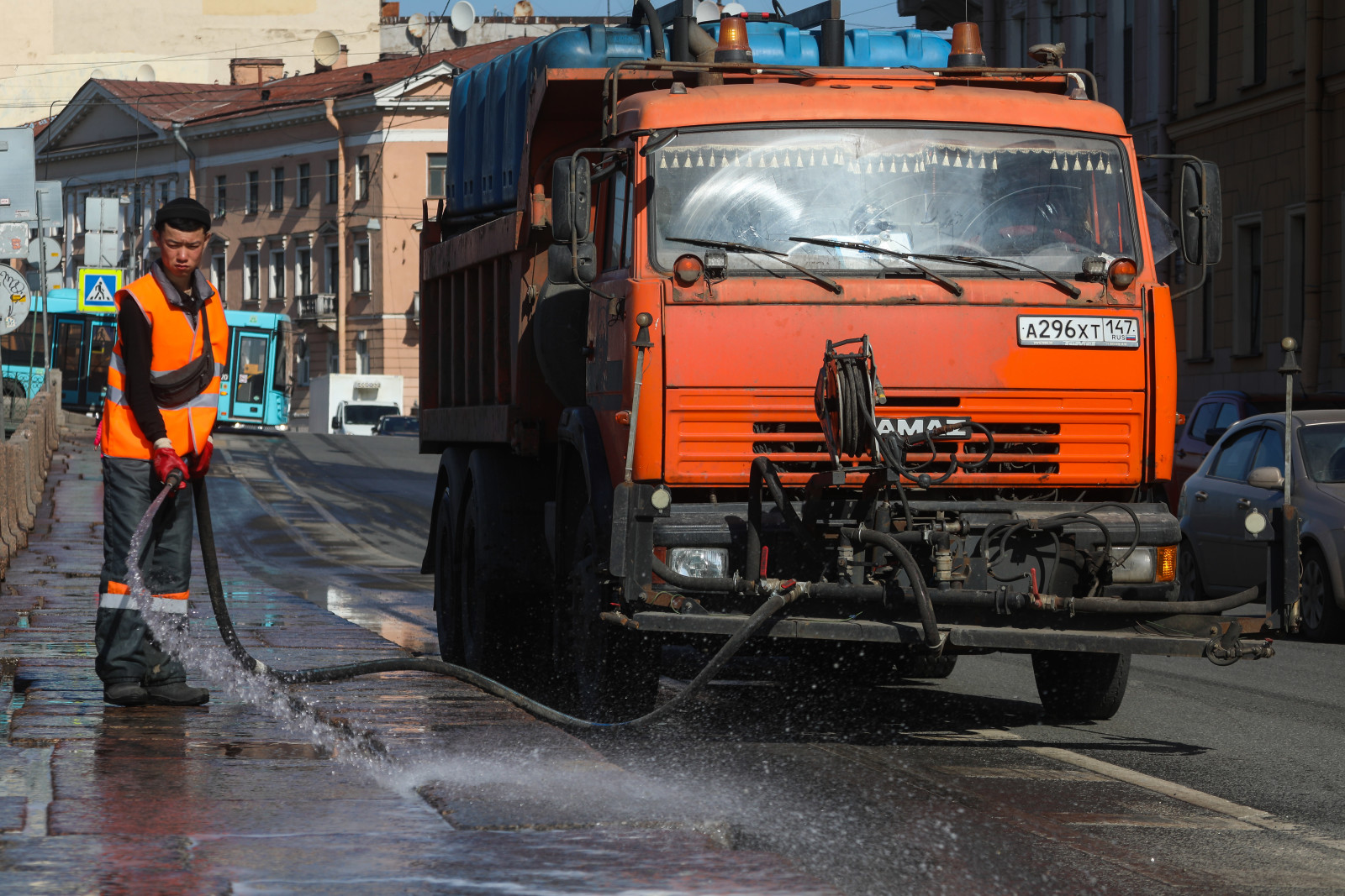 90 единиц техники было задействовано для уборки Петербурга после проведения  саммита и празднования Дня ВМФ | Вечёрка